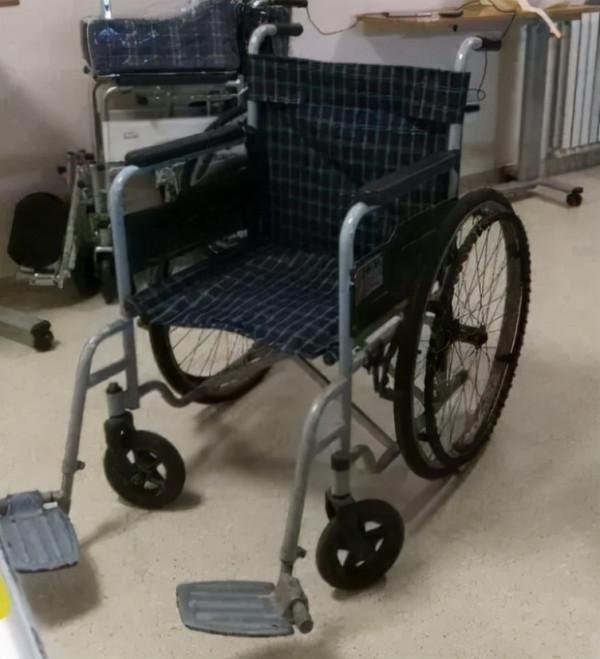 母親徒步三千里，肩背手推兩個癱瘓女兒尋醫，走了整整五年去北京