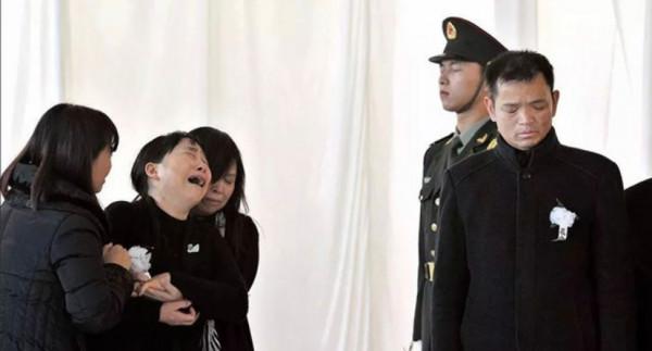 空軍英烈餘旭同志墓，四季鮮花環繞，墓前還放著殲十戰機模型