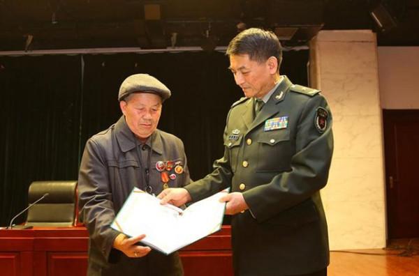 朝鮮戰場一等功臣金珍彪，單人殺敵165人，為何回國後背叛死刑？