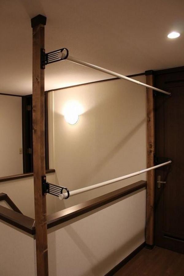 複式樓晾衣服不在陽臺，掛在二樓樓梯間，樓上樓下串風，簡單方便