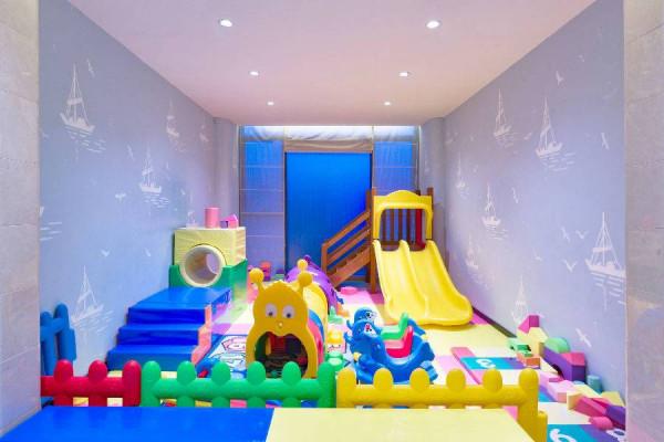 這裡享有“中國馬爾地夫”的美稱 蔚藍的地間沐浴陽光，飽覽海景