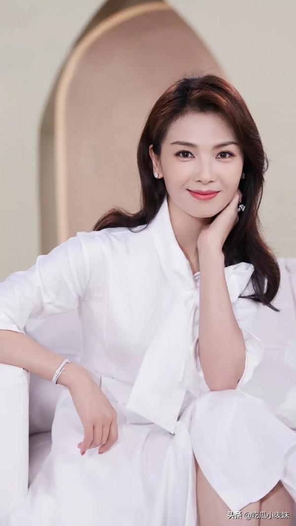 劉濤，氣質非凡，每件衣服都是那麼端莊得體