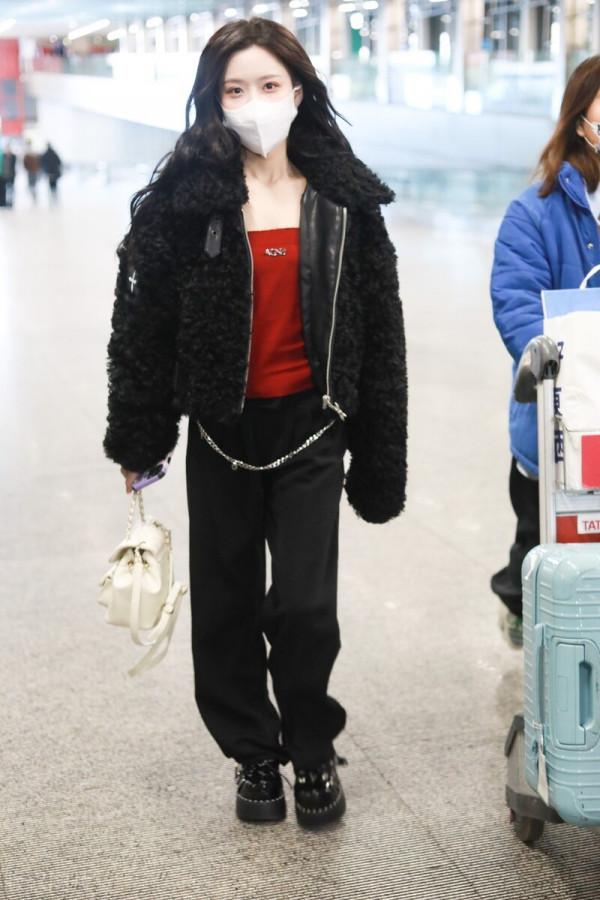 街拍：陳意涵黑色毛絨外套+紅色內搭+闊腿褲+腰鏈潮範十足