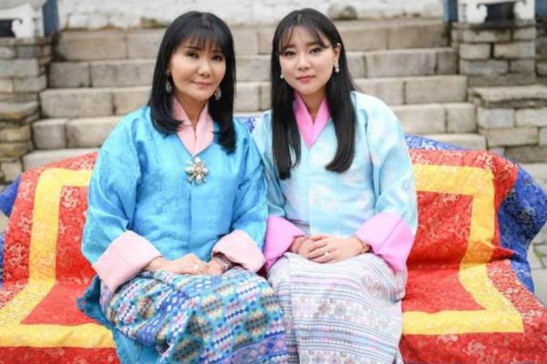 58歲不丹四王母一頭黑髮風韻猶存，在泰國享跪拜禮，佩瑪黯然失色