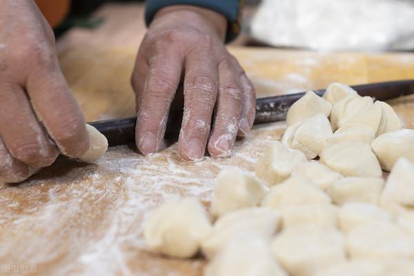 高筋麵粉和低筋麵粉有啥區別?做麵食不要亂用,用途差別大 高筋麵粉和低筋麵粉有啥區別?做麵食不要亂用,用途差別大