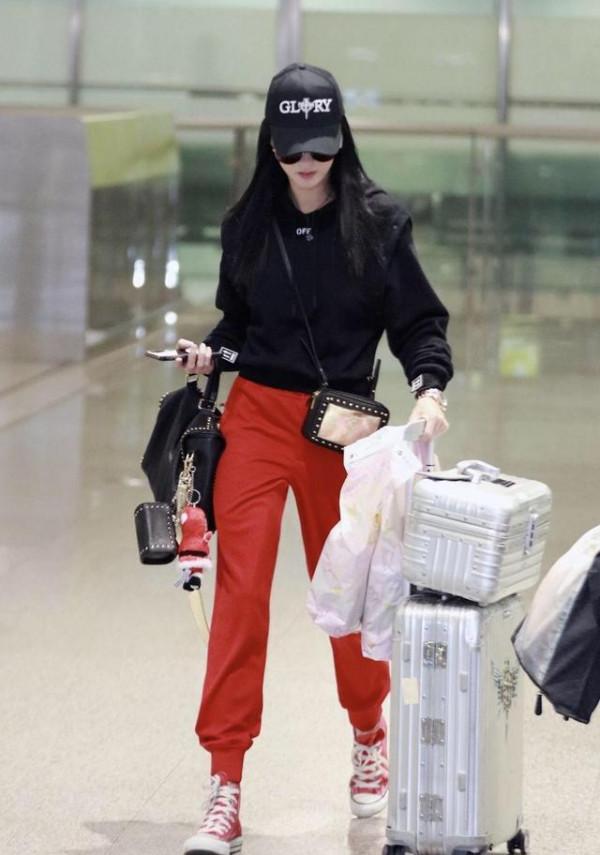 張柏芝才是真正“凍齡女神”,穿湖藍毛衣配心形妝,40歲像20少女 張柏芝才是真正“凍齡女神”,穿湖藍毛衣配心形妝,40歲像20少女