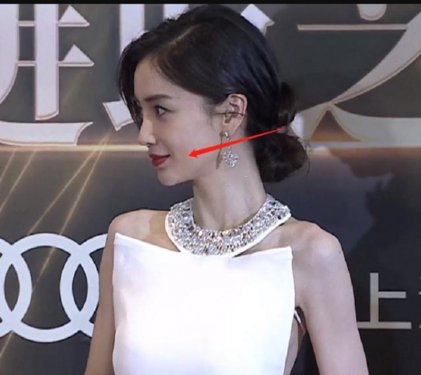 時尚盛典主持人與胖瘦槓上了，Baby太瘦阿嬌太胖，還有人直接摔倒