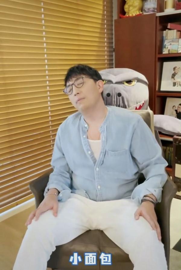 主持人華少首曬三胎小兒子正臉！兒女爭寵太幸福，神秘嬌妻未出鏡