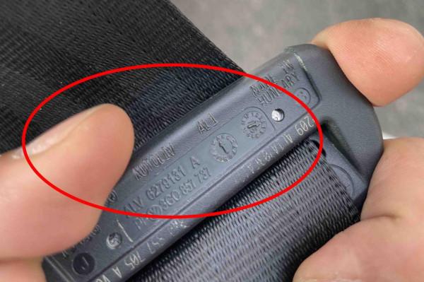 奧迪官方認證二手A4L,檢測發現後備箱全是水,客戶:買回去養魚 奧迪官方認證二手A4L,檢測發現後備箱全是水,客戶:買回去養魚