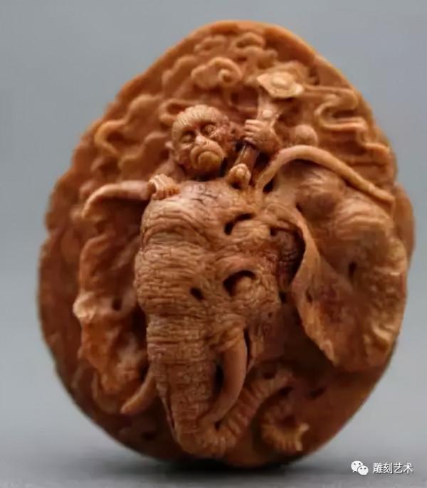 桃子誰都吃過,可是如此勁爆的桃核雕刻誰見過? 桃子誰都吃過,可是如此勁爆的桃核雕刻誰見過?