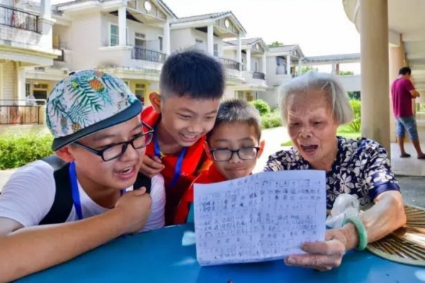 龔清孝：因口渴無意吃了一把草，從此上癮戒不掉，34年吃了40噸草