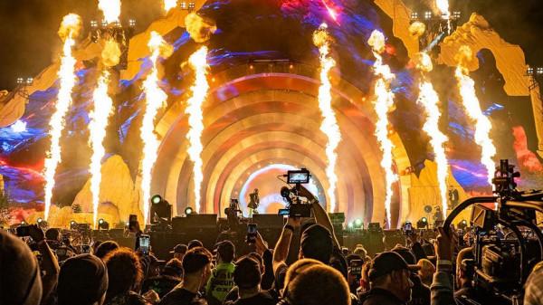 美頂流歌手演唱會煽動狂歡致8人被踩死!目擊者:他邊唱邊看人死 美頂流歌手演唱會煽動狂歡致8人被踩死!目擊者:他邊唱邊看人死