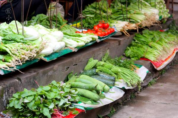 太“野”了，雲南菜市場引網友圍觀，逛菜市場像逛“野生博物園”