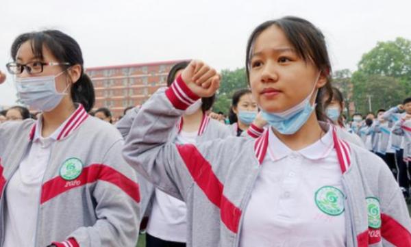 雙減再次放大招，小學生再次迎來調整，上學連書包都不用背了？