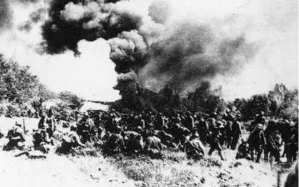 為報奪妻之仇參軍成開國將軍,回鄉後髮妻跪地痛哭,惡霸被嚇得自盡