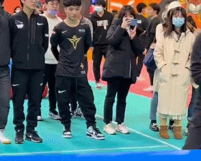 “摔了一跤當場退役!”LPL運動會發生意外,選手受傷引發熱議 “摔了一跤當場退役!”LPL運動會發生意外,選手受傷引發熱議