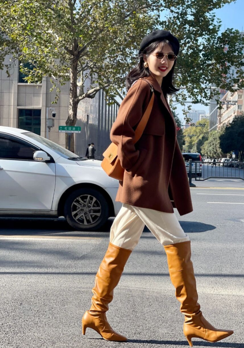 長筒靴不好搭配？那是你沒遇到這4件上衣，這樣穿上氣場全開