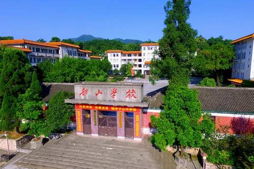 1959年，毛主席重回韶山，共和3000名鄉親握手，最後手竟然握腫了