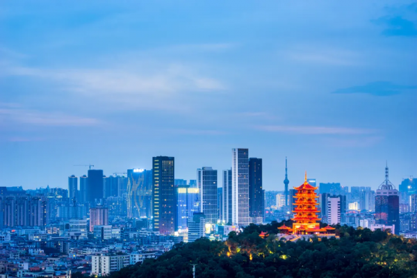 2家世界500強，7家中國民企500強，躋身萬億俱樂部，這個“非典型”地級市憑什麼