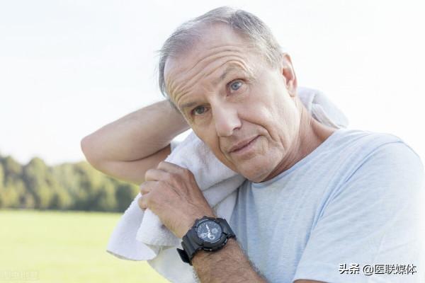 老年人愛出虛汗是怎麼回事?分析了這4個原因,抓緊調理 老年人愛出虛汗是怎麼回事?分析了這4個原因,抓緊調理