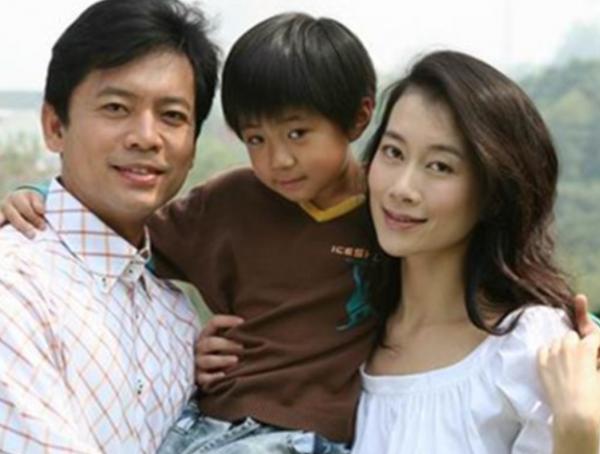 “趙政委”何政軍：娶初戀，妻子為他退出娛樂圈，結婚29年無緋聞