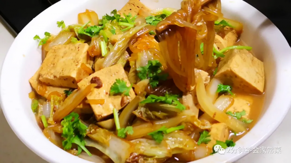 秋冬天冷了，多吃這道燉菜，營養豐富易消化，熱熱乎乎一大碗