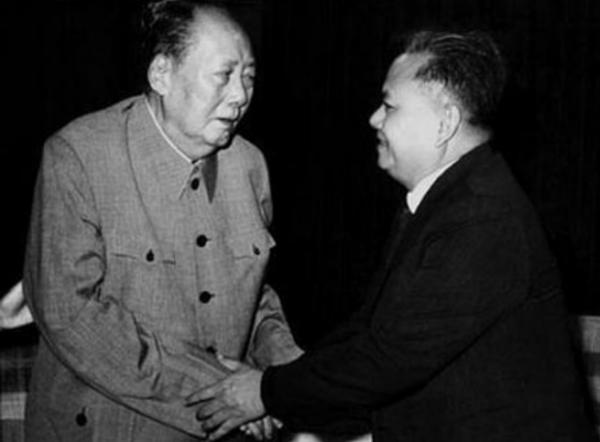 59年毛主席回韶山，見父母墳墓年久失修長了雜草，毛主席小心清理