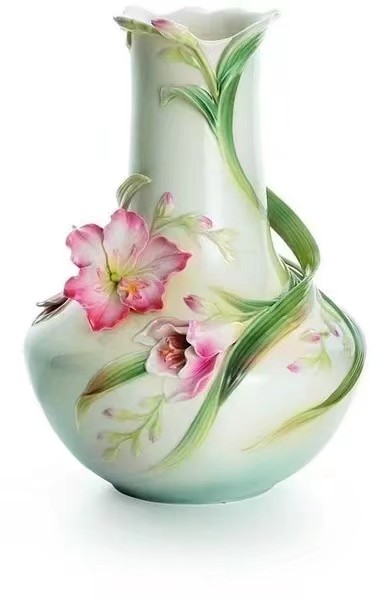 瓷器花樣新玩法,美得讓人目不轉睛。(法藍瓷) 瓷器花樣新玩法,美得讓人目不轉睛。(法藍瓷)