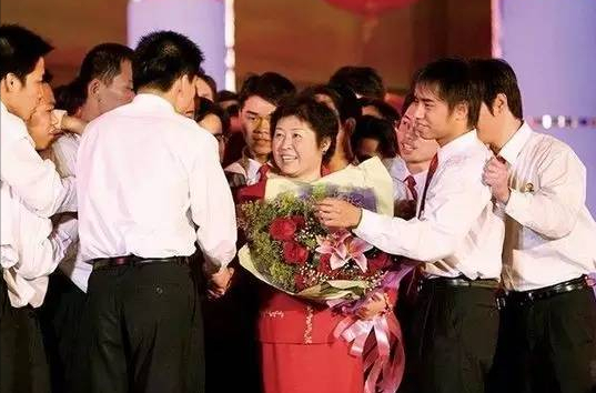 女首富張茵：靠收廢紙起家，更換國籍，曾向湖北、河南共捐5200萬