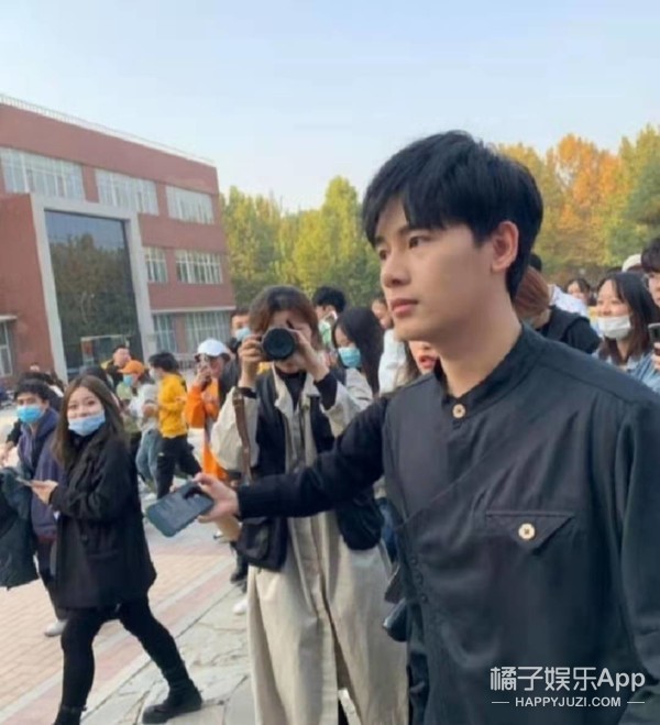 朱正廷年紀輕輕就脫髮？鹿晗頂著籃球聊天，毛不易或許會隱身？