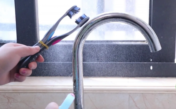 拿兩個舊牙刷綁在一起，放在廚房竟如此實用，千家萬戶都能用到