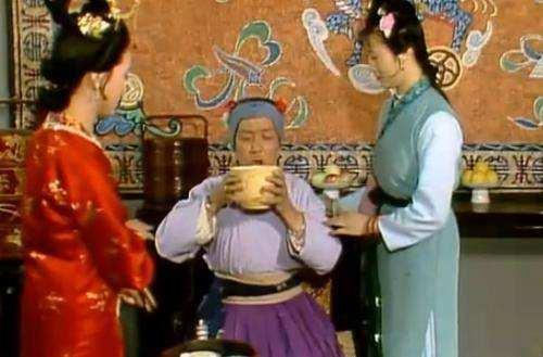 劉姥姥誇惜春像神仙託生的，打量了黛玉一番，反而不誇了？