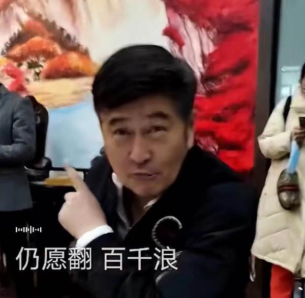 港圈黃金配角齊聚內地，73歲梁小龍金髮戴墨鏡，黃一飛老年斑明顯