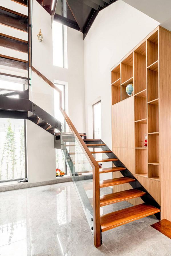 發現一棟302㎡別墅，那叫一個享受，入戶就有造景庭院，是真氣派