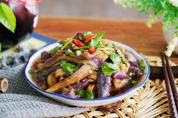 三伏天，吃茄子正是時候，教你“涼拌茄子”好吃的竅門，老香了