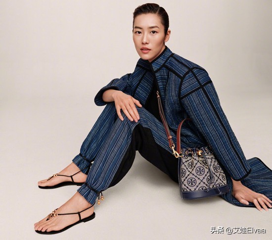 劉雯新發型大變樣！穿針織衫高扎丸子頭太酷，天然頭額骨極具特色