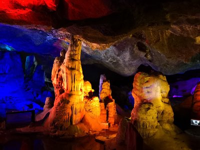 河南必去的溶洞景區，是座大型的石灰岩溶洞，是攀登愛好者的天堂