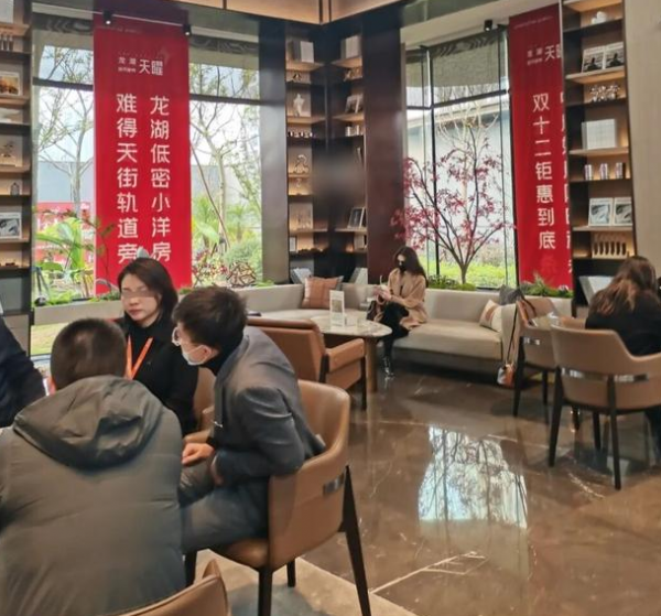 某女星現身房產中心，全款買下3套房總價600萬，網友：像江疏影