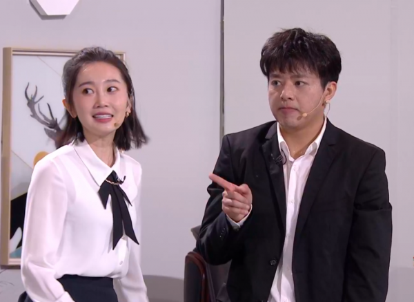 湖南春晚狀況多：何炅屢次口誤，劉謙被疑整容，劉宇寧太高擋鏡頭