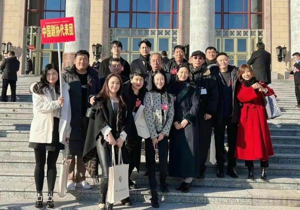 一流明星陣容參加大會全變“央視臉”！靳東穿棉服太胖，臉崩了