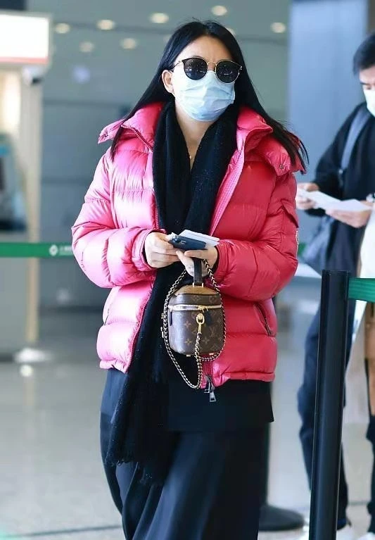 李湘離婚後人都變年輕了！穿粉毛衣難得少女一回，還戴鴿子蛋炫富