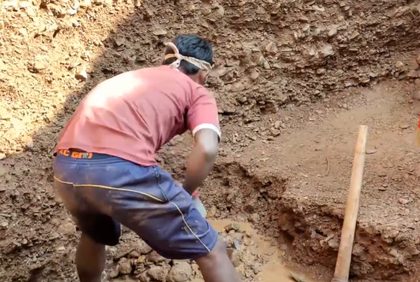 非洲鹽販的補給站,50米的深水井,誰說非洲人渴死不打井 非洲鹽販的補給站,50米的深水井,誰說非洲人渴死不打井