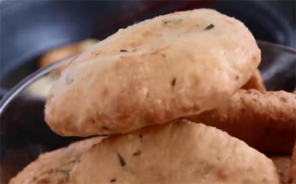 想吃油餅不用買,教你在家就能做,味道鹹香,吃著乾淨衛生更放心 想吃油餅不用買,教你在家就能做,味道鹹香,吃著乾淨衛生更放心