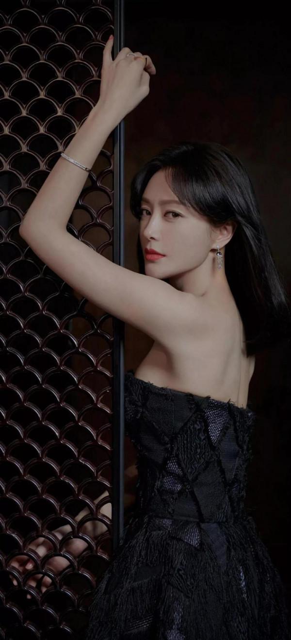 秦嵐美照一冊，欣賞