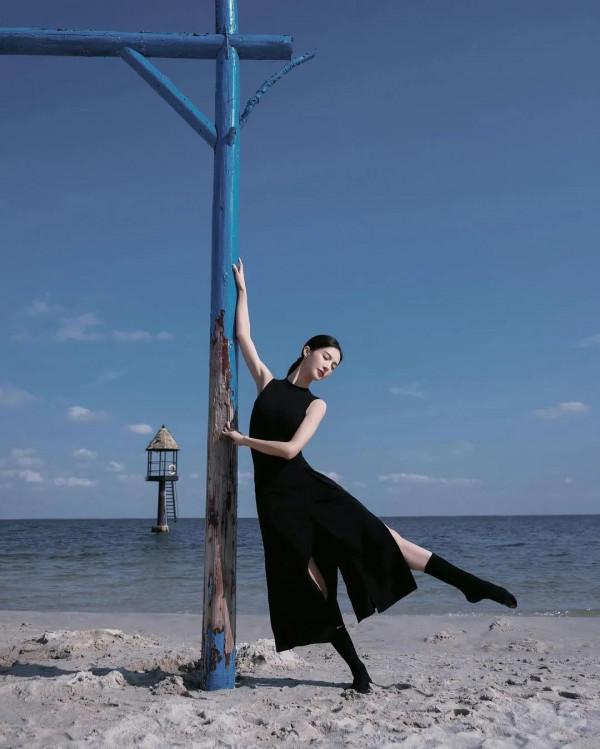 金晨跳舞又殺瘋了？單品穿出一個團的架勢！快來get氣場兩米八的同款