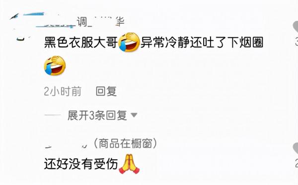 1只貓咪從天花板上掉下，砸到了桌子上，男子的反應過於真實了