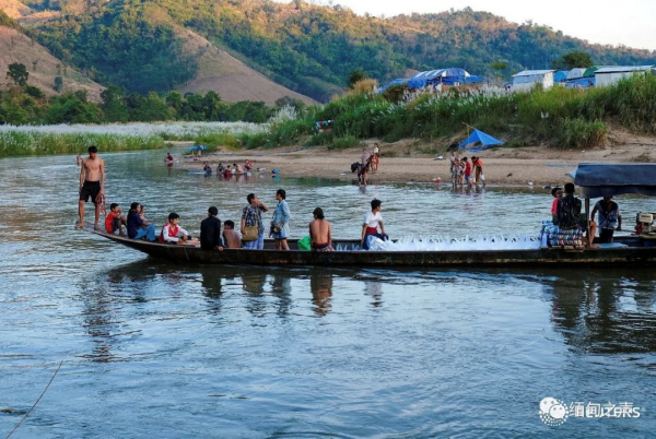 到處都在打仗！房子被炸！緬甸難民坐在地上，雙手合十為緬甸祈福