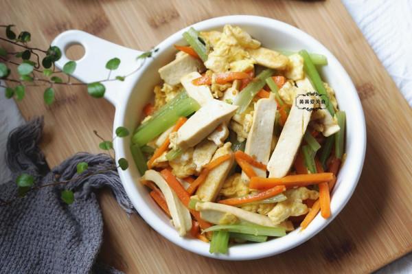 下雪天,我家隔三差五做這菜,不放肉也很香,好吃不上火 下雪天,我家隔三差五做這菜,不放肉也很香,好吃不上火