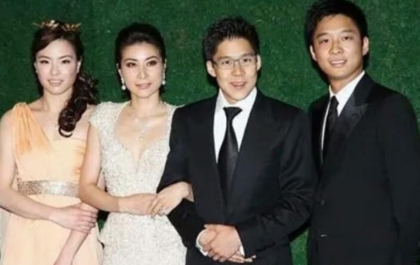 霍啟剛帶女兒為郭晶晶買生日禮物,結婚9年感情如初,堪稱“神仙夫妻” 霍啟剛帶女兒為郭晶晶買生日禮物,結婚9年感情如初,堪稱“神仙夫妻”