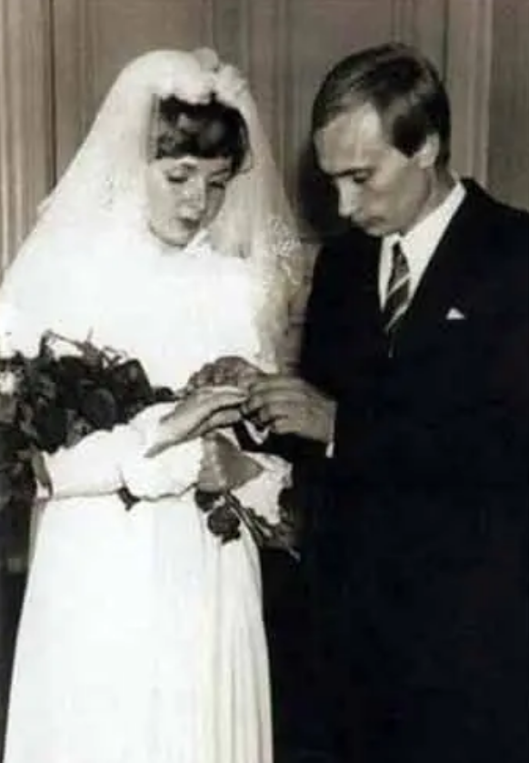 1985年蘇聯清洗克格勃，特工普京如何死裡逃生，跑到德國“度假”